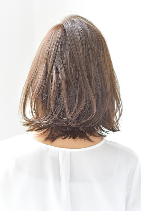 長さは肩にかかるくらいで、毛先を外ハネにさせるヘアスタイル2